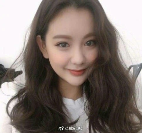 中长发大卷发的妹子自拍图片