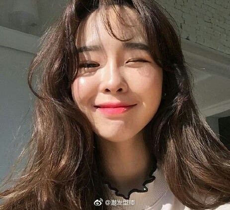 中长发大卷发的妹子自拍图片 6