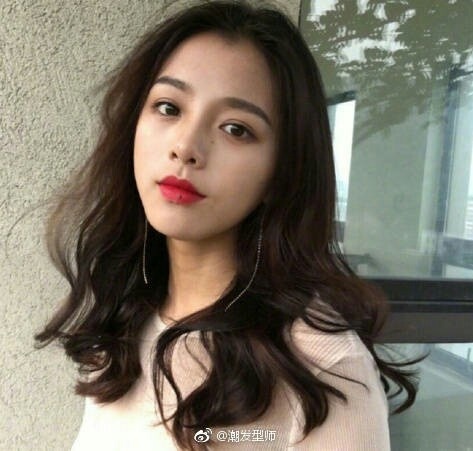 中长发大卷发的妹子自拍图片 7