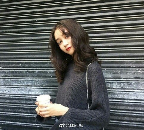中长发大卷发的妹子自拍图片 9