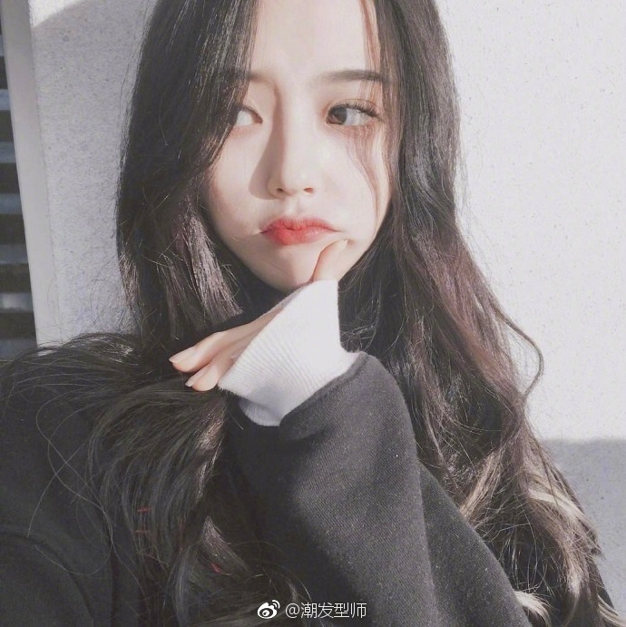 斜分卷发的韩系波浪长发慵懒风美女自拍照