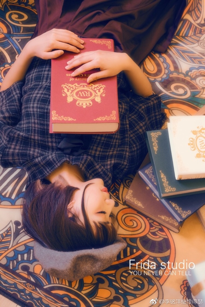 短发美女带贝雷帽清纯可爱写真 2