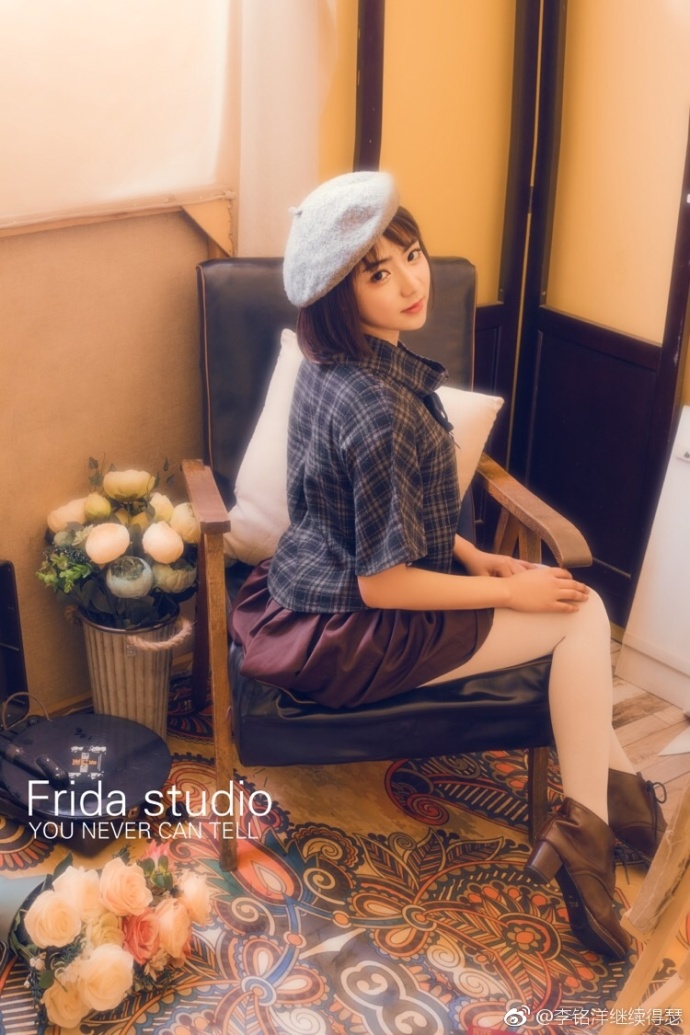 短发美女带贝雷帽清纯可爱写真 3