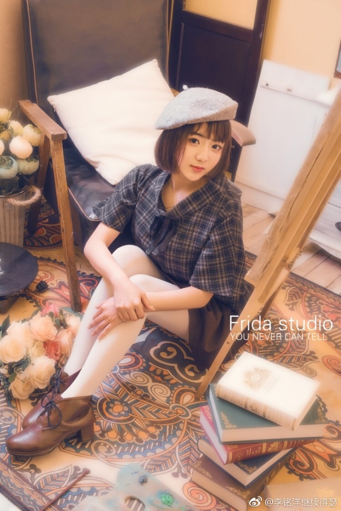 短发美女带贝雷帽清纯可爱写真 4