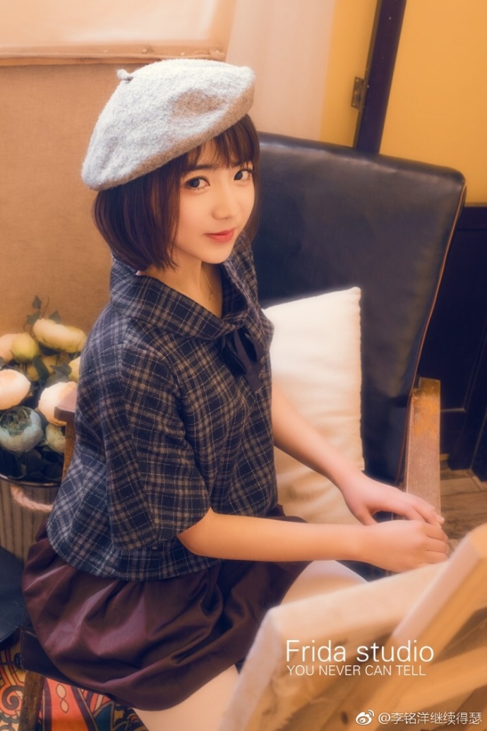 短发美女带贝雷帽清纯可爱写真 8
