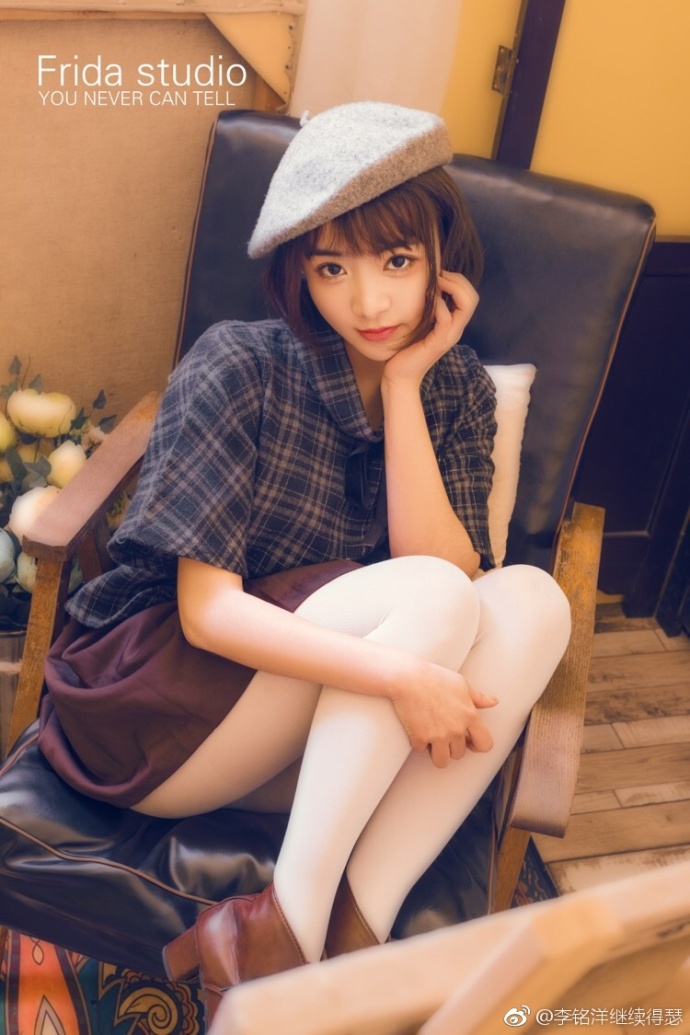短发美女带贝雷帽清纯可爱写真 9