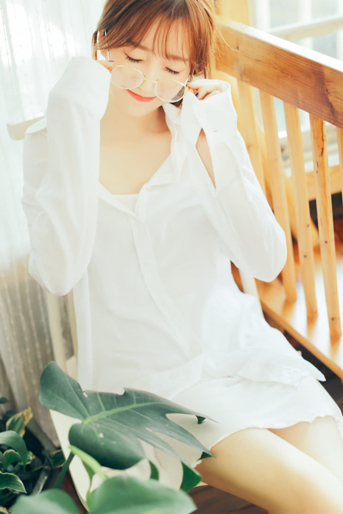 性感美女白衬衣低胸美腿极品诱惑福利图片 3