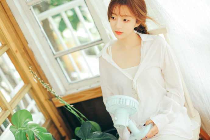 性感美女白衬衣低胸美腿极品诱惑福利图片 4