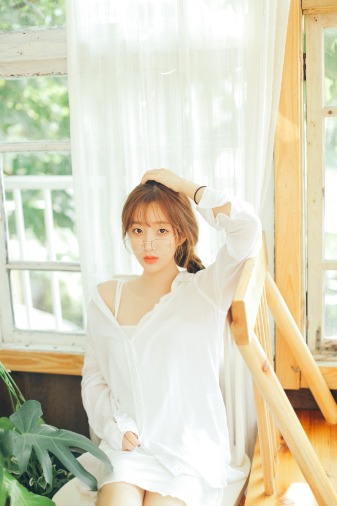 性感美女白衬衣低胸美腿极品诱惑福利图片 6