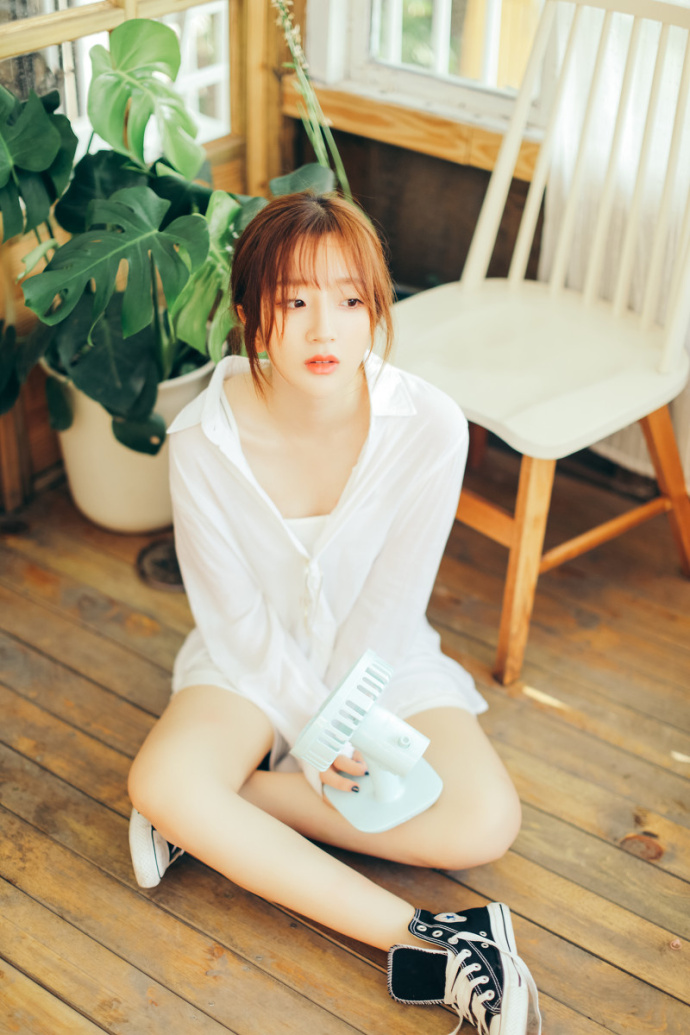 性感美女白衬衣低胸美腿极品诱惑福利图片 8
