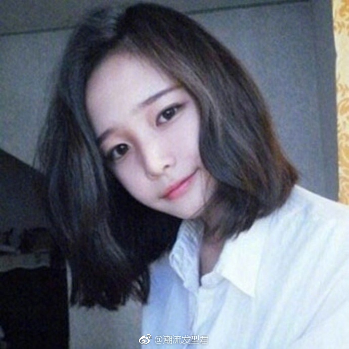 中长卷发美女自拍照留着给发型师看