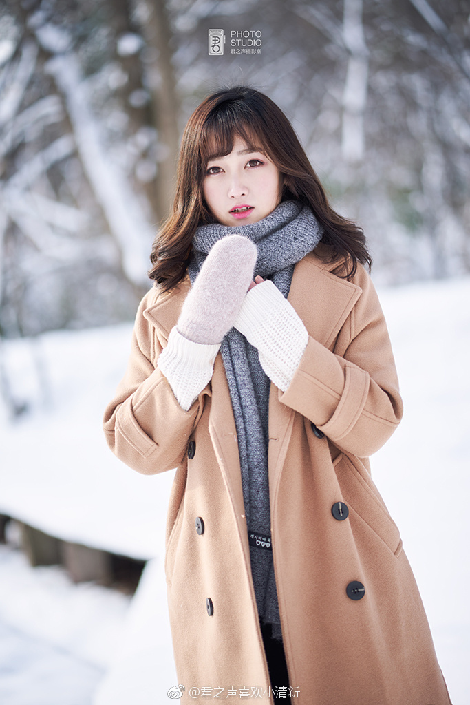 雪景配清纯美女森林系写真图片 3