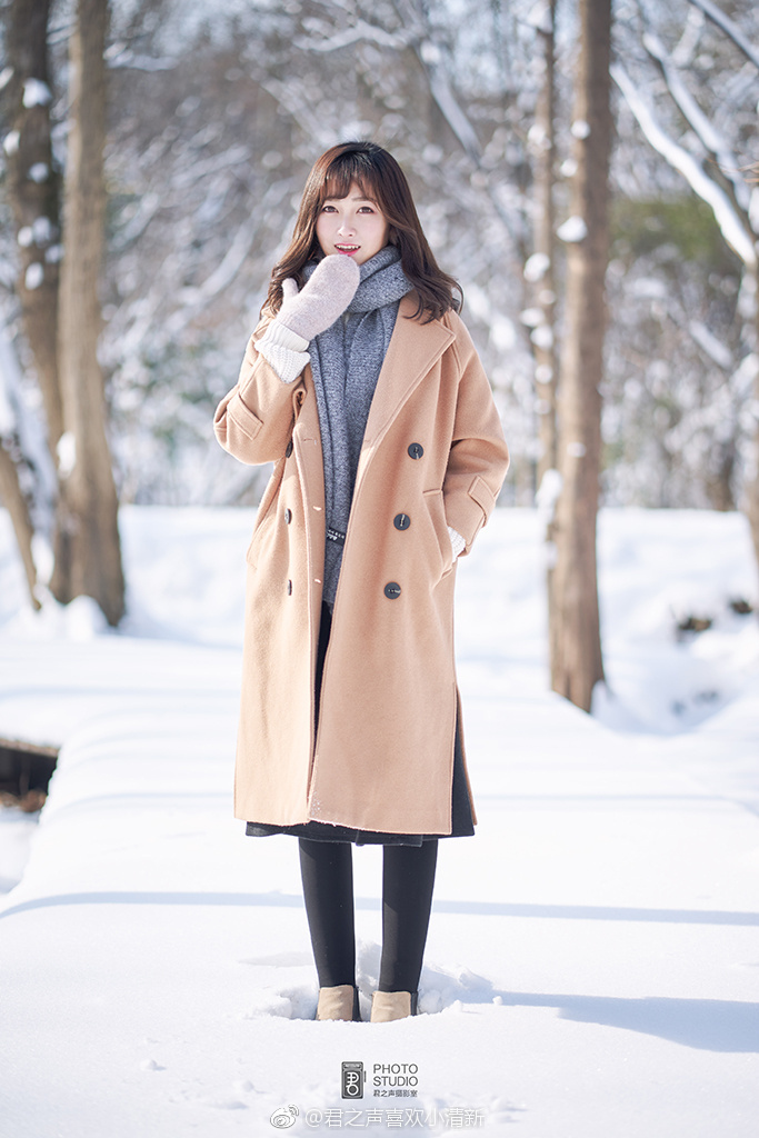 雪景配清纯美女森林系写真图片 4
