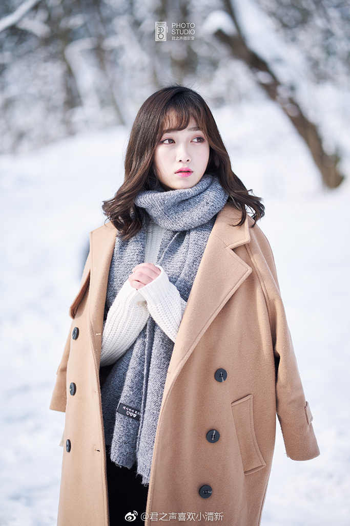 雪景配清纯美女森林系写真图片 6