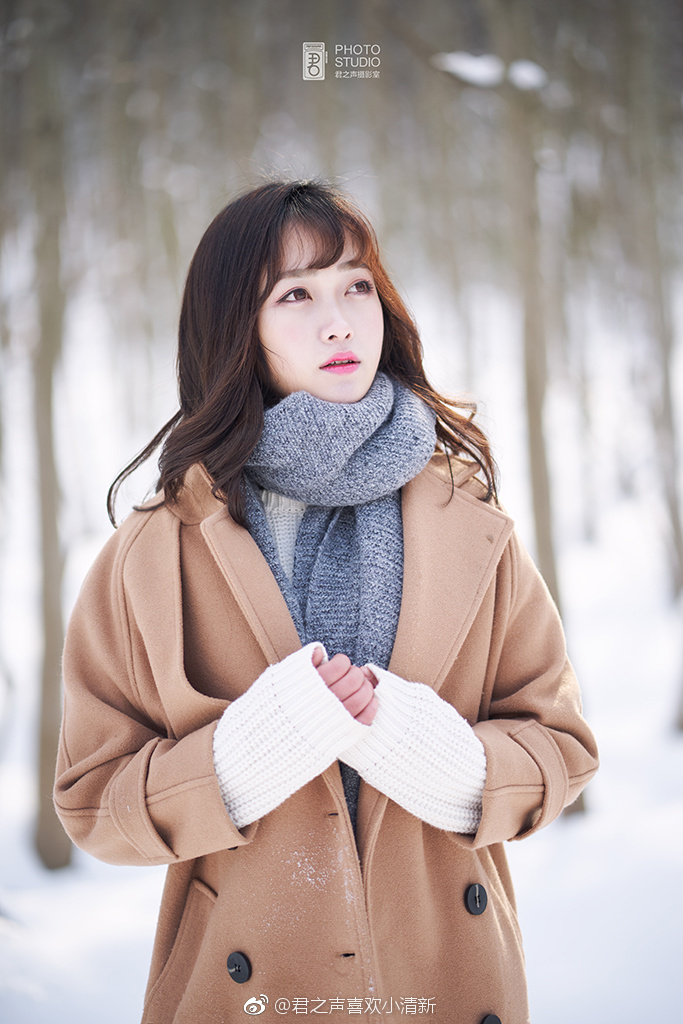 雪景配清纯美女森林系写真图片 7