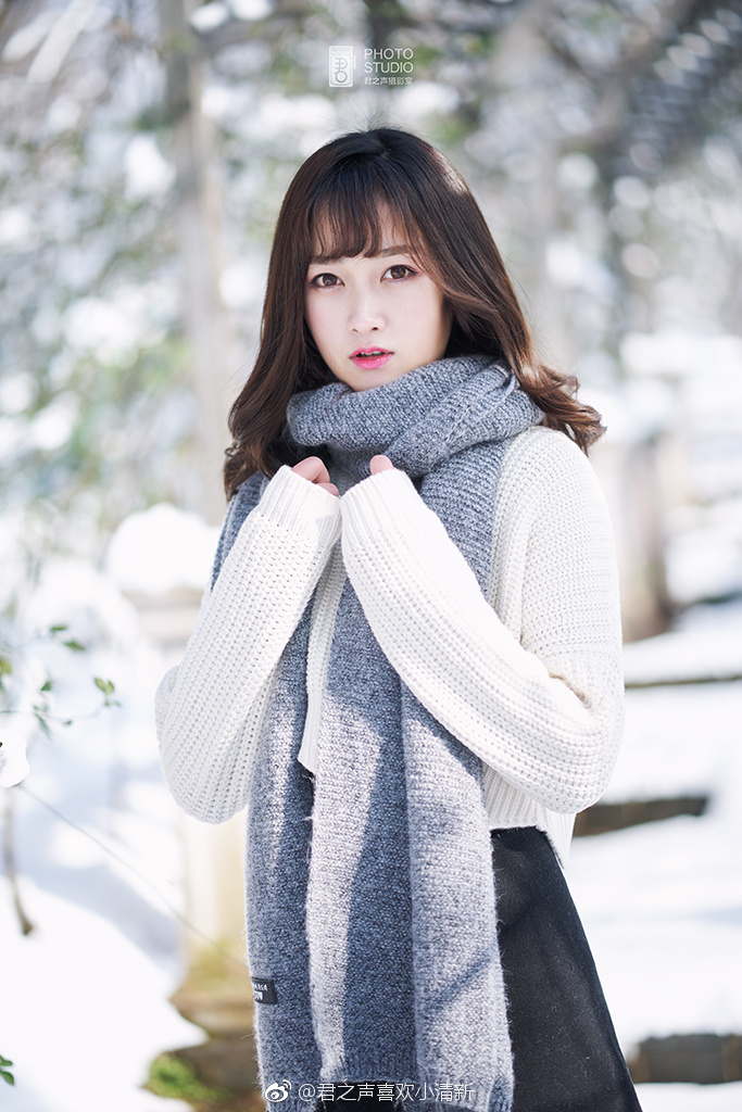 雪景配清纯美女森林系写真图片 9