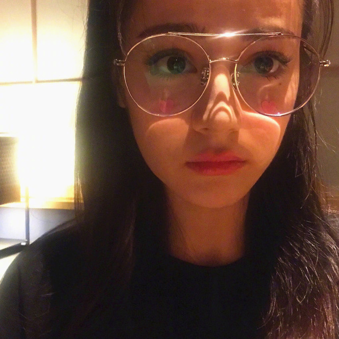 新疆美女明星散发着单身女子清香的迪丽热巴仙