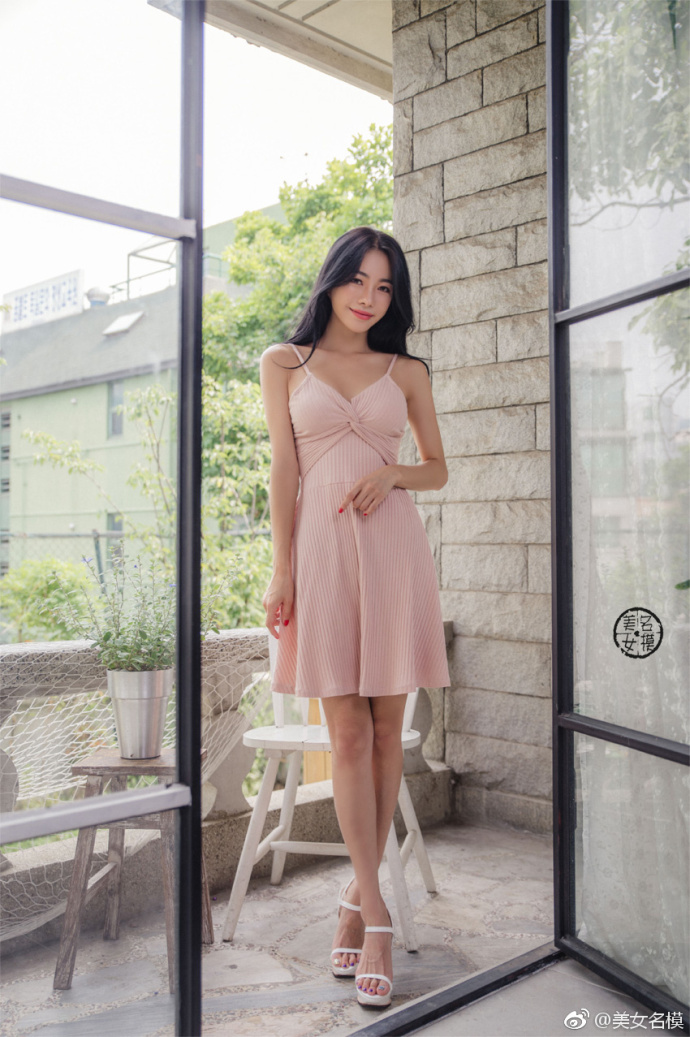 清新脱俗的清纯美女粉色吊带裙唯美写真 3