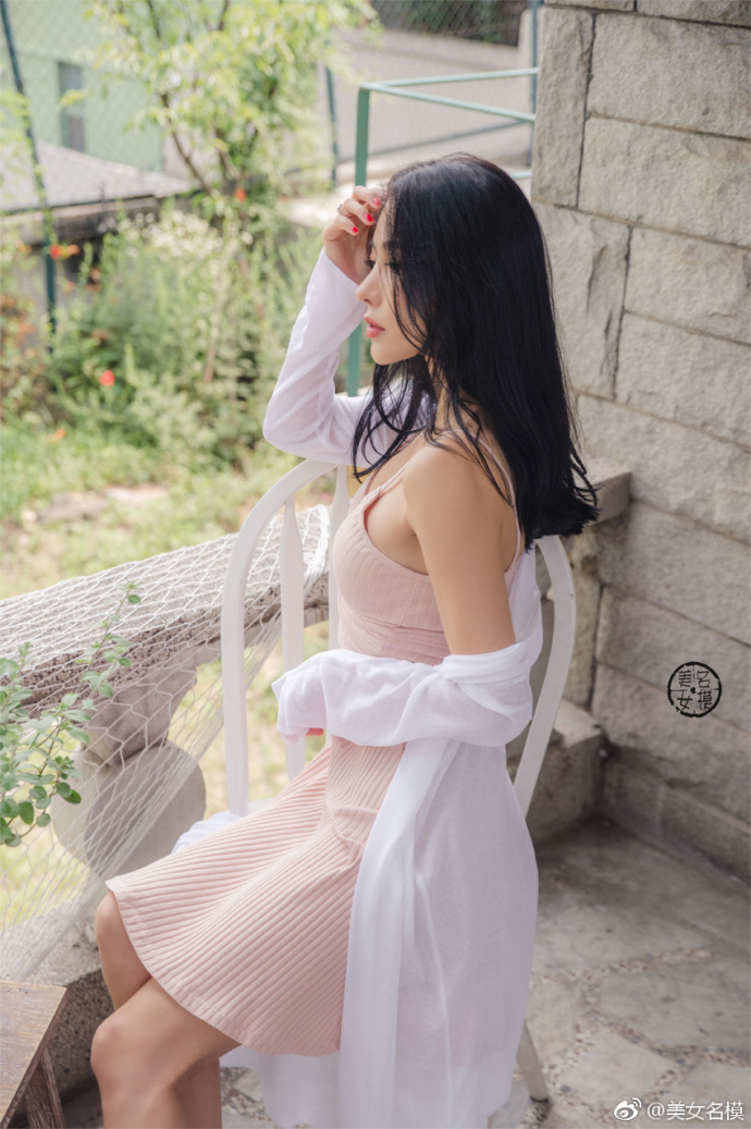 清新脱俗的清纯美女粉色吊带裙唯美写真 4