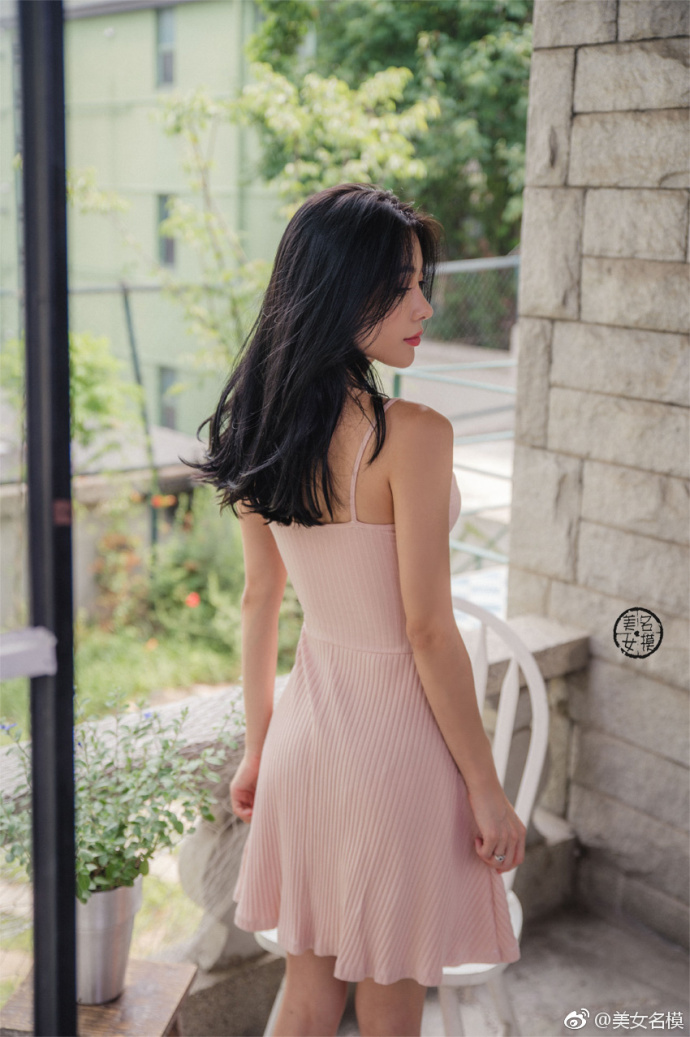 清新脱俗的清纯美女粉色吊带裙唯美写真 5