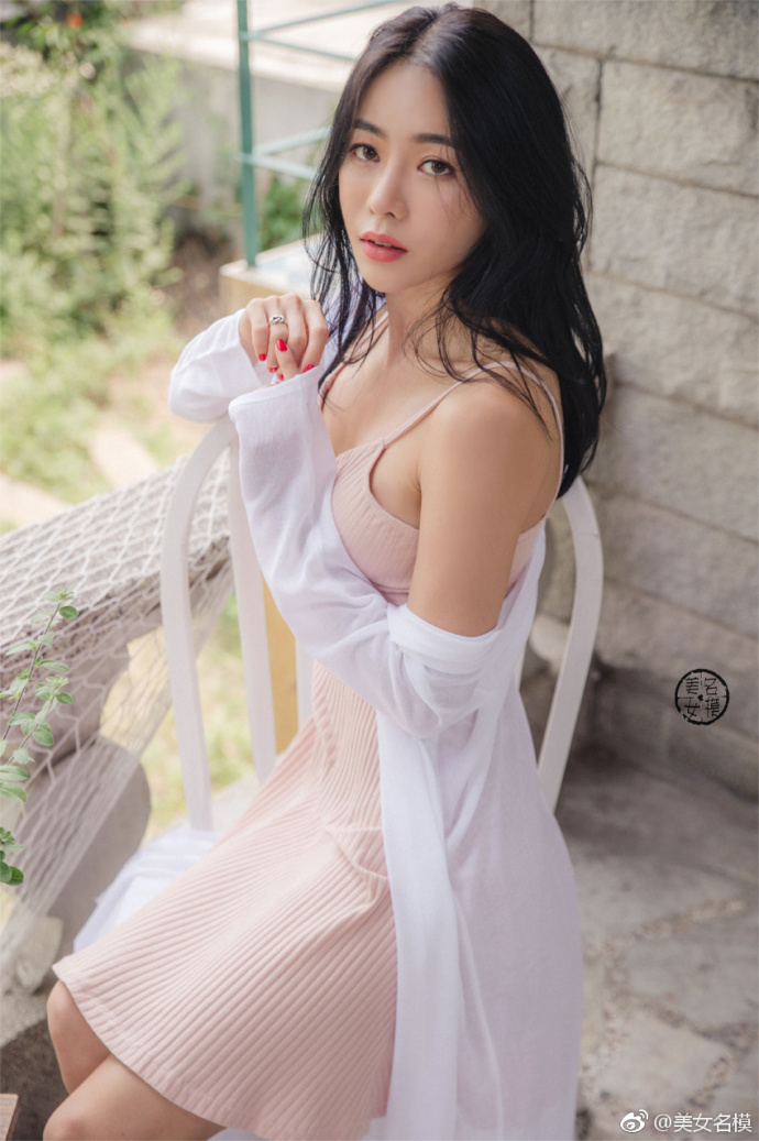 清新脱俗的清纯美女粉色吊带裙唯美写真 6