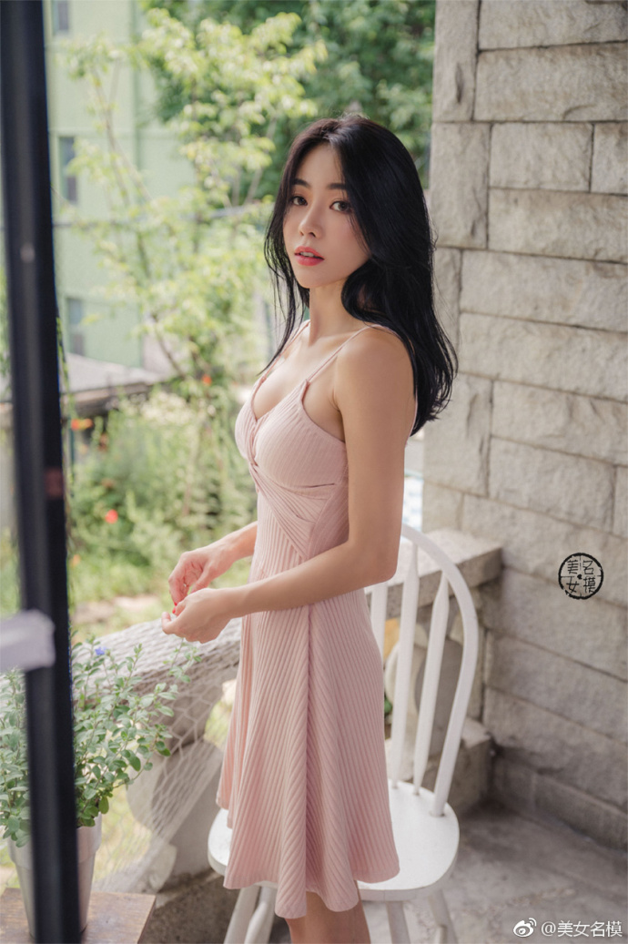 清新脱俗的清纯美女粉色吊带裙唯美写真 7