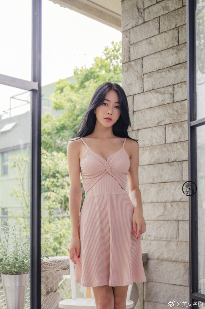 清新脱俗的清纯美女粉色吊带裙唯美写真 9