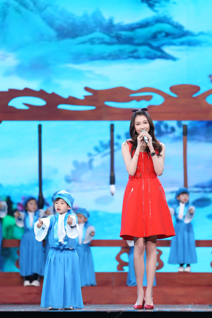 北京美女明星关晓彤穿橘色连衣裙登湖南春晚长 5
