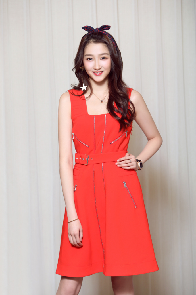 北京美女明星关晓彤穿橘色连衣裙登湖南春晚长 8