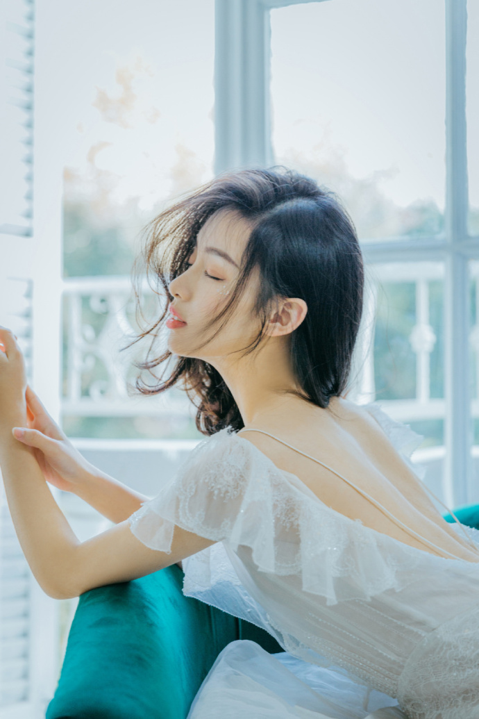 露背性感美女薄纱长裙妩媚写真