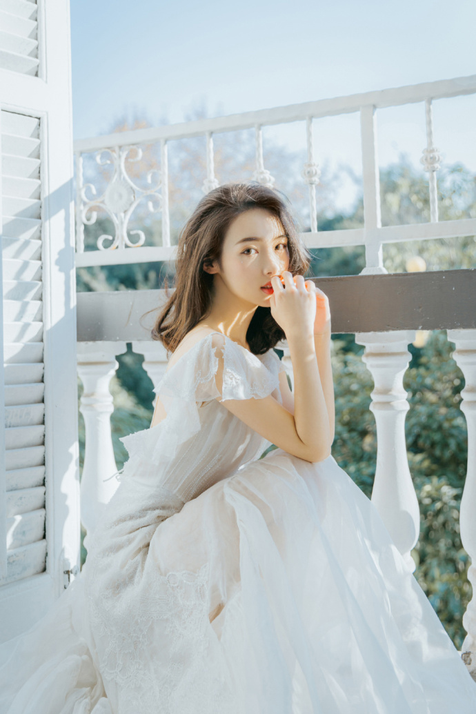 露背性感美女薄纱长裙妩媚写真 3