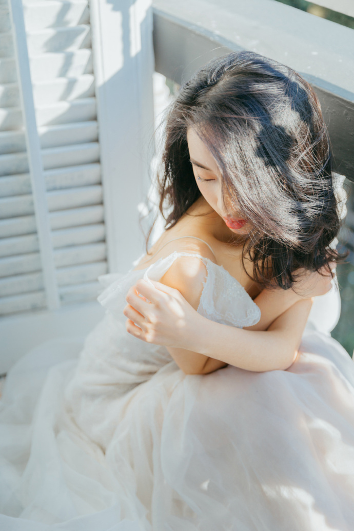 露背性感美女薄纱长裙妩媚写真 4