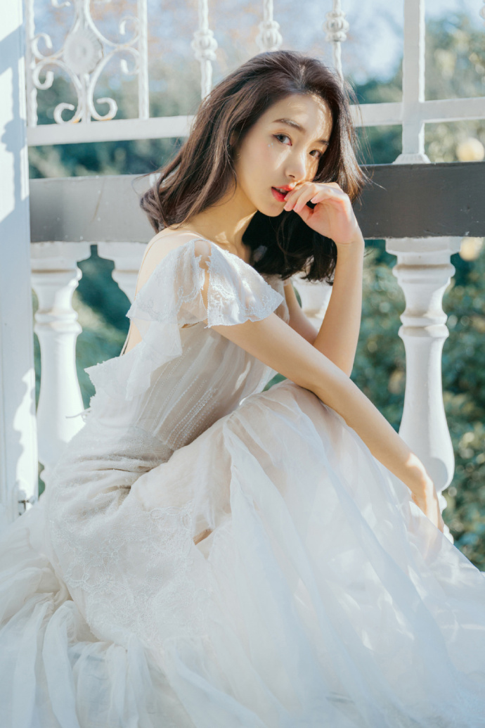 露背性感美女薄纱长裙妩媚写真 5