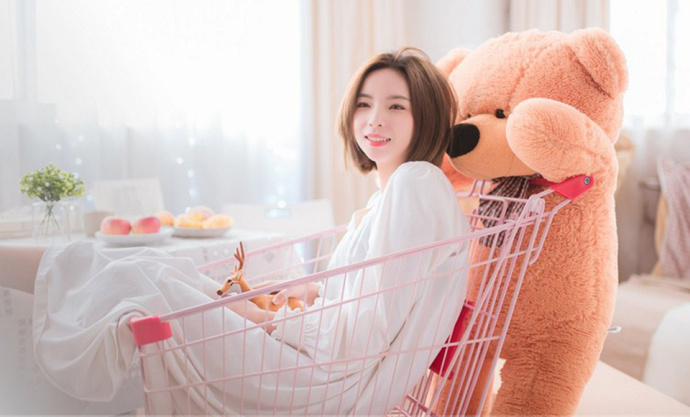 咖啡配面包吃早餐美女舒适悠闲时光 3