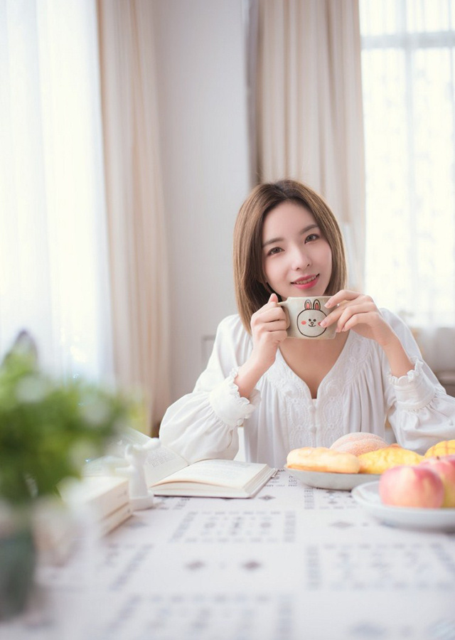 咖啡配面包吃早餐美女舒适悠闲时光 4
