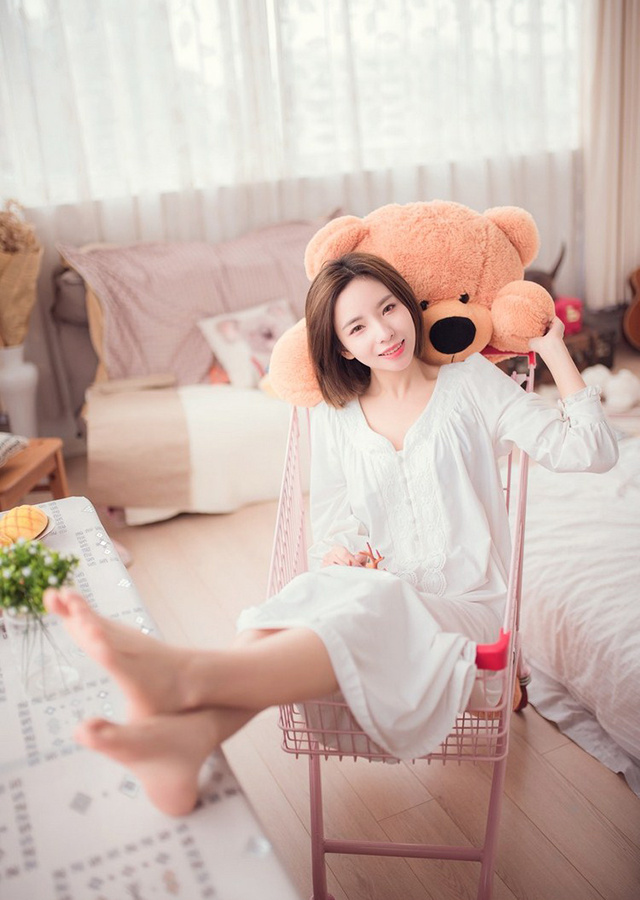 咖啡配面包吃早餐美女舒适悠闲时光 5
