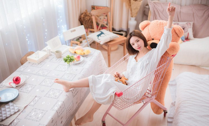 咖啡配面包吃早餐美女舒适悠闲时光 6