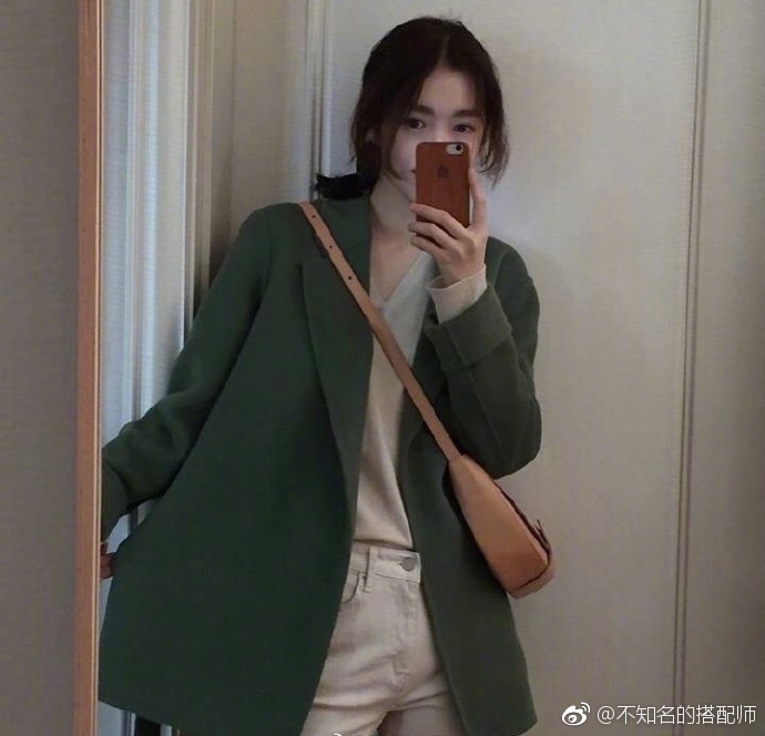​西装款大衣搭配牛仔裤或短裙简洁大方的穿搭
