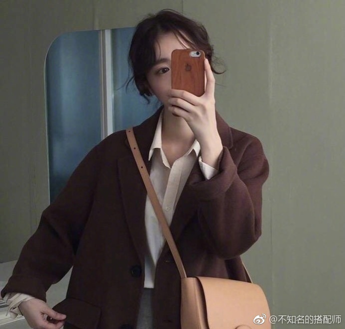 ​西装款大衣搭配牛仔裤或短裙简洁大方的穿搭 2
