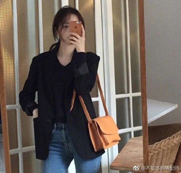 ​西装款大衣搭配牛仔裤或短裙简洁大方的穿搭 3
