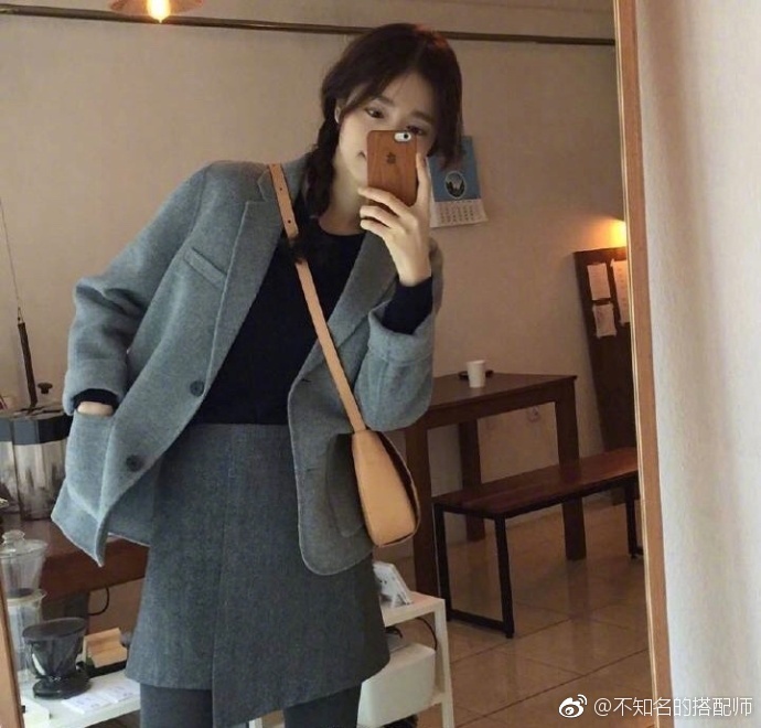 ​西装款大衣搭配牛仔裤或短裙简洁大方的穿搭 5