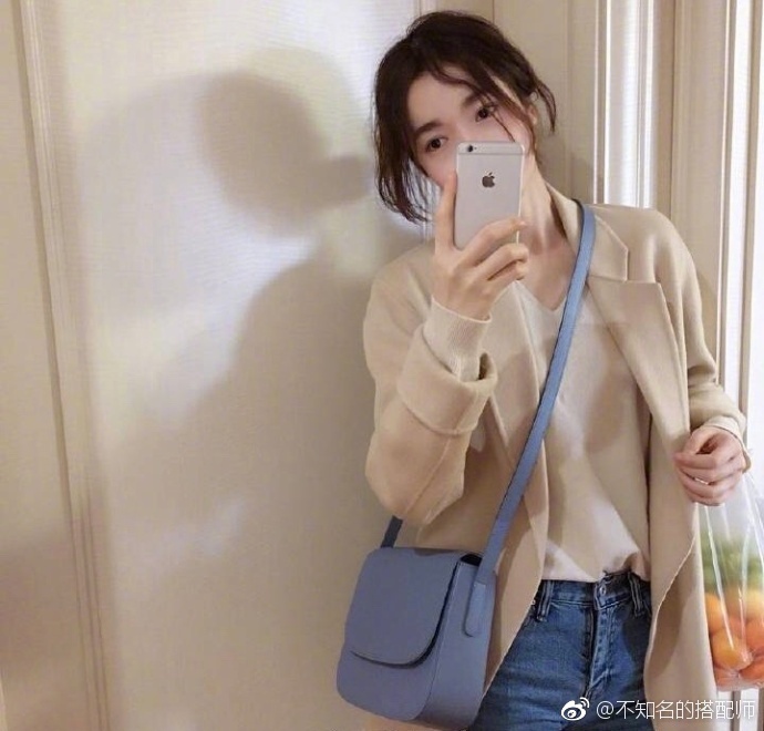​西装款大衣搭配牛仔裤或短裙简洁大方的穿搭 6