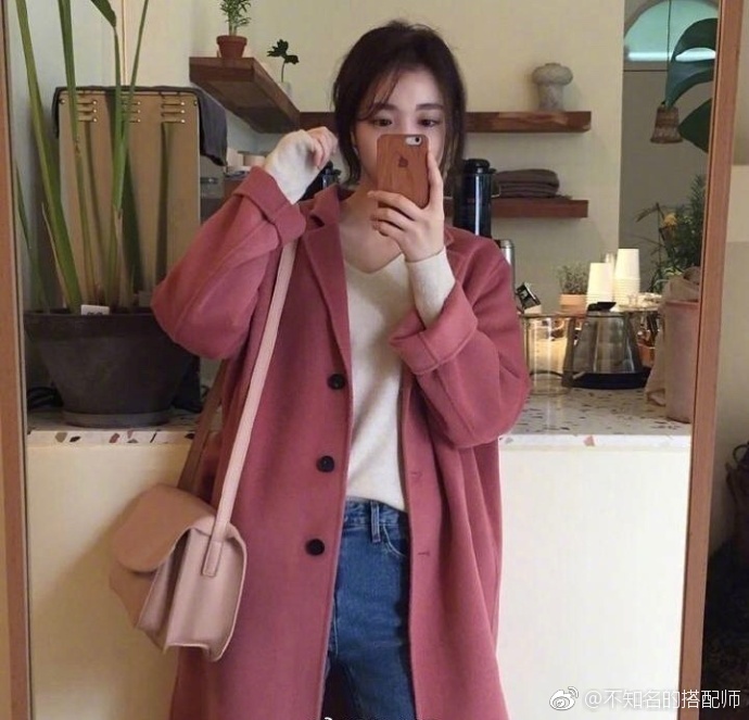 ​西装款大衣搭配牛仔裤或短裙简洁大方的穿搭 7