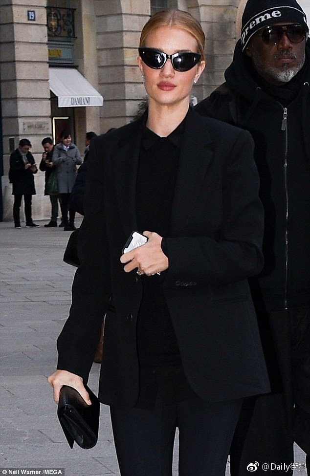 欧美美女英国超模Rosie Huntington-Whiteley黑色时髦装 2