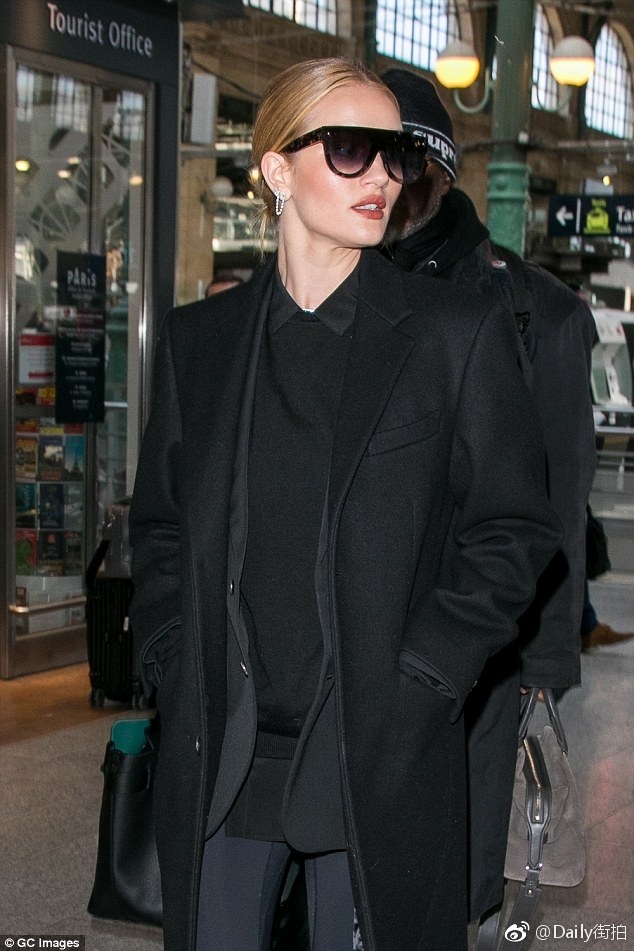 欧美美女英国超模Rosie Huntington-Whiteley黑色时髦装 5