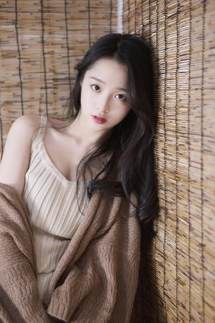 性感美女白嫩美腿私房诱人极品写真 6
