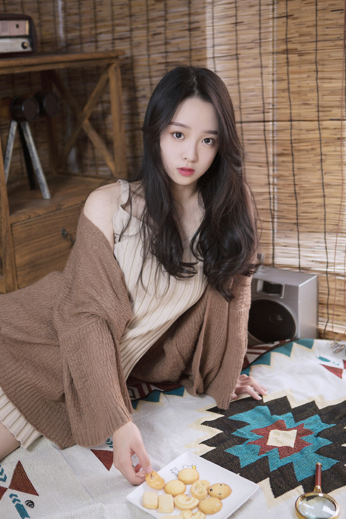 性感美女白嫩美腿私房诱人极品写真 7