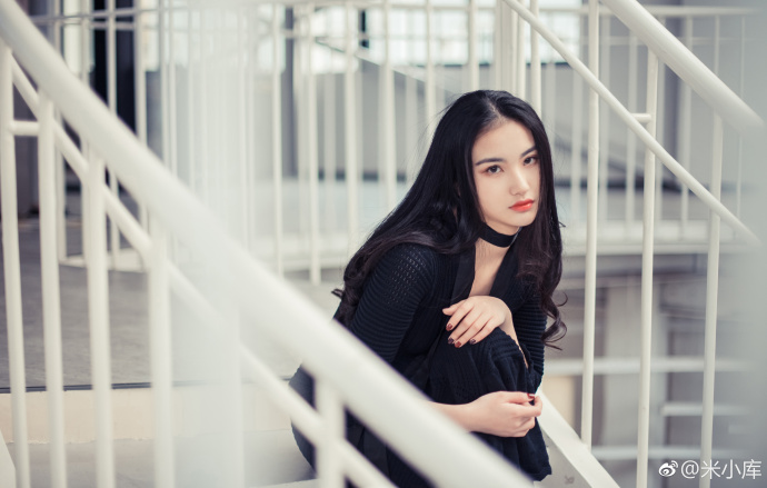 清纯美女佳妮酱黑色系长裙女神范写真 3
