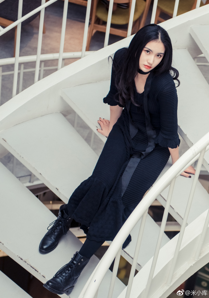 清纯美女佳妮酱黑色系长裙女神范写真 5