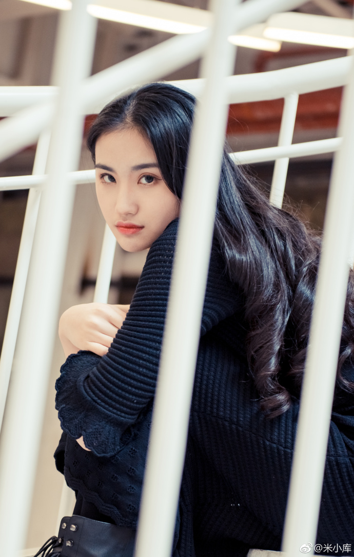 清纯美女佳妮酱黑色系长裙女神范写真 8